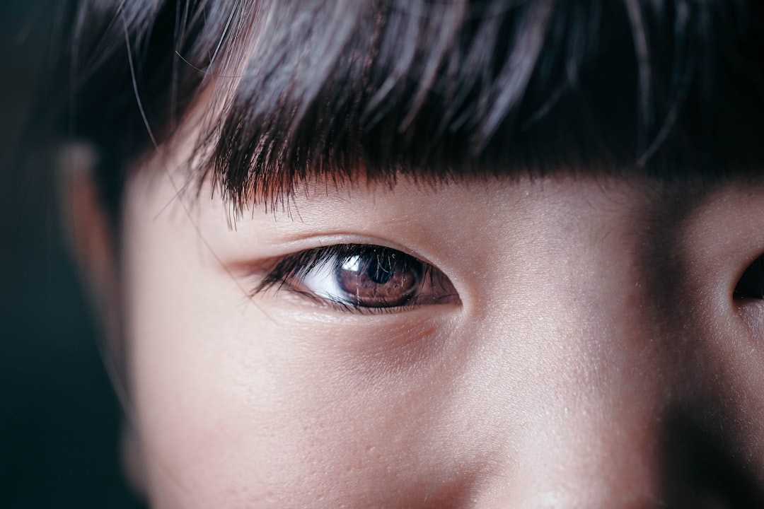 눈이 침침해질 때 챙기면 좋은 영양 성분 4가지